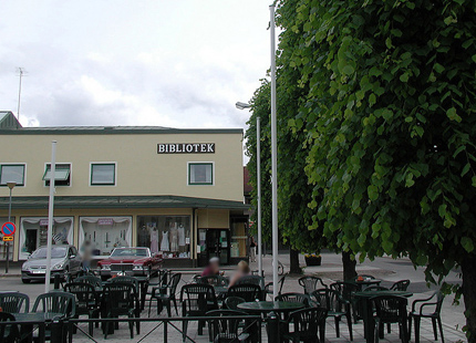 Åtvidaberg library, open-air café, parked cars, trees