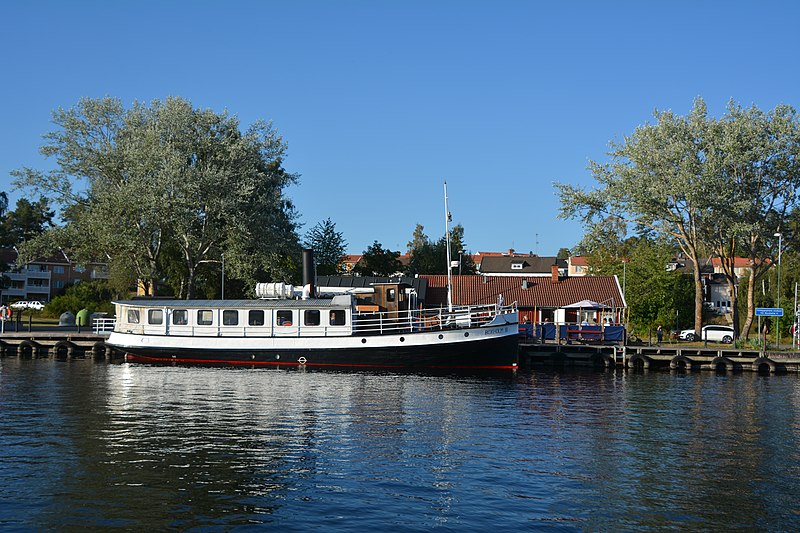 Eau, lac Sommen, bateau touristique Boxholm II, quai, maison en arrière-plan